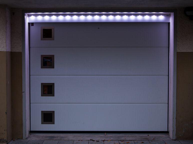Garagen-Sectionaltor mit LED Lichtleiste